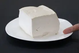 豆腐隔天就变酸扔了很浪费，教你一招，这样保存一个星期都不变质视频封面