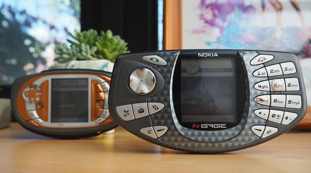 诺基亚在 2003 年的 n-gage,才是「游戏手机」的鼻祖