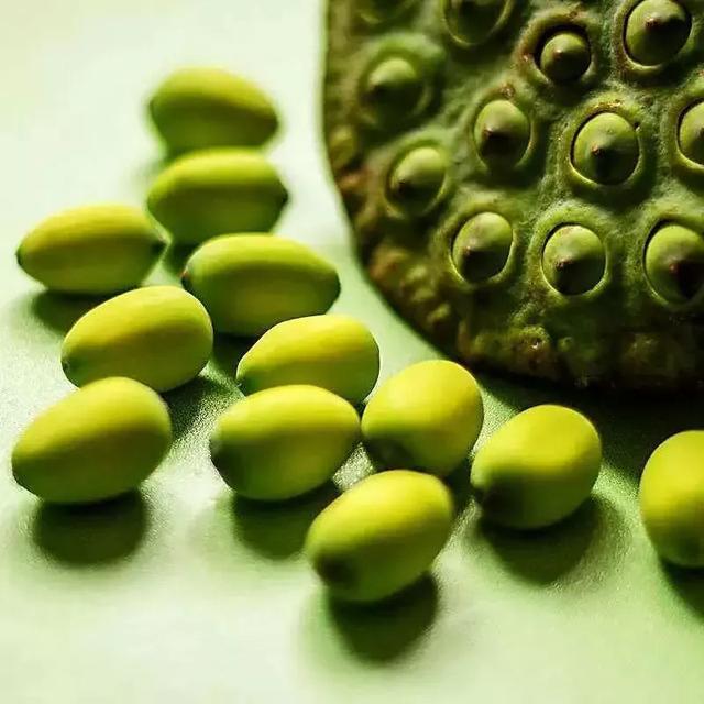 花胶连子骨头汤 花胶莲子排骨汤的做法