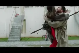 俄罗斯感人MV《投降吧》他人只愿旁观，而我愿意拥抱你