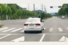 开车刚过了停止线就变成了红灯，到底能不能往前走？别被罚了视频封面
