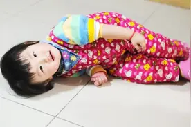 你家孩子小时候睡觉时掉过床吗？妈妈：真是又心疼又想笑！视频封面