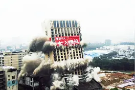实拍：106.5米高的26层大楼爆破拆除 6秒钟内化作尘埃视频封面