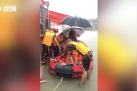 暴雨洪流袭击广东普宁：积水淹没村庄，转移受灾群众超八千人视频封面