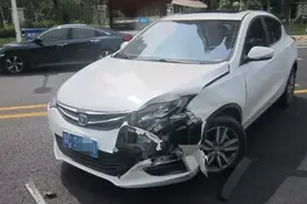 珠海4S店开新英菲尼迪去验车，半路猛撞两车，12万车损赔哭！图片