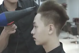 小哥哥剪掉“盖盖头”，换上一款帅气露额短发，瞬间被撩到！