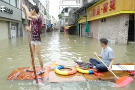 广东汕头暴雨积水严重，居民上演“十八般武艺”自救