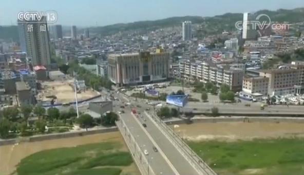 《新闻1+1》揭秘啥是真正的黑社会：有私人武装 把官员当奴才