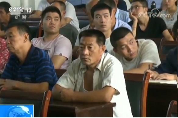 《新闻1+1》揭秘啥是真正的黑社会：有私人武装 把官员当奴才