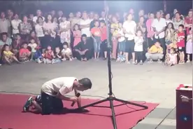 流浪小孩街头跪着卖唱，一首《妈妈我想你》感动全场，观众泪崩视频封面