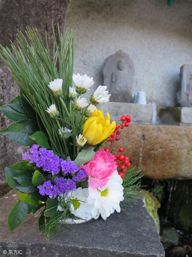 为什么在佛前供香,花,水,果,蜡烛?