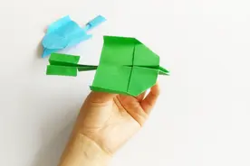 手工达人自制回旋小飞机，别看只用一张纸，飞行技术可是相当高的