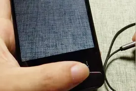很多人都不知道利用耳机也能拍照，跟着我这样操作就行，看完试下