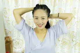 这两款发型简单大气，随便搭配哪件衣服都好看，看一遍就能学会