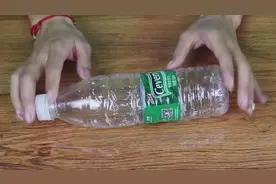 教你自制捕蝇神器，只需一个矿泉水瓶，轻松杀光一屋苍蝇视频封面