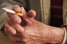 抽烟太多手指甲容易发黄，教你一招，轻松让指甲变回正常颜色视频封面