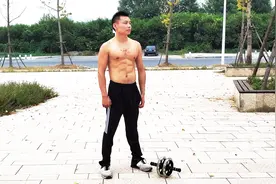 练完健腹轮腹肌会酸痛是正常现象，这是肌肉在适应运动强度的信号