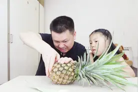 大神和桐桐“徒手撕菠萝”，菠萝原来还可以这样打开啊！视频封面