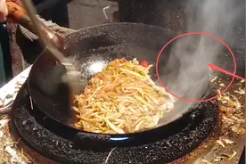 广东夜市美食爆炒河粉，大厨教你炒出“锅气”这是好吃的关键视频封面