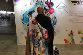 全世界喜欢初音的人很多，这3位堪称佼佼者，一位美女一位和尚图片