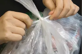 塑料袋死结难解开，教你一招，只需找到这个小机关，3秒轻松解开
