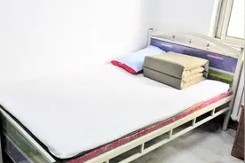 女生军训被子没叠好，教官挨个寝室检查不合格的直接扔出窗外