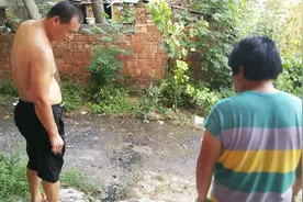 农村大娘的戒指掉下水道里了，看大家用什么独特的方法帮她找到的视频封面