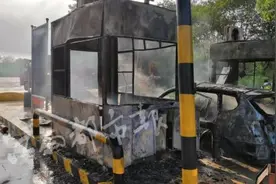 宝马车高速收费口自燃，致两收费亭关闭视频封面