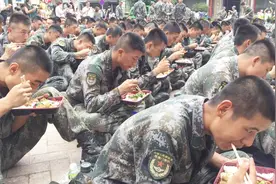 中国士兵吃饭为啥这么快？原因让人感动