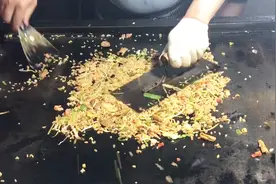 小伙夜市卖炒饭，每天五点到一点，月入两万，背后的心酸有几人知视频封面
