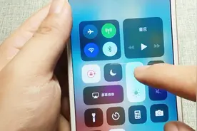 教大家iOS手机的自动亮度调节，其实很简单的，一起看下