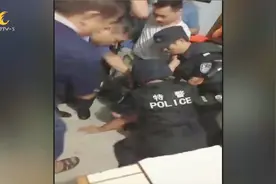 湖南娄底：以身试险！民警换人质 独自与持刀歹徒周旋5个多小时视频封面