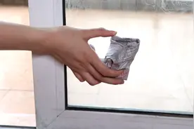 擦玻璃不用任何清洁剂，一个简单方法，5分钟玻璃擦得干净又明亮视频封面