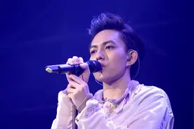 又一首不温不火老歌《突然想起你》再次火了，只因他翻唱太好听了视频封面