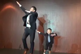 婚礼助兴节目，小花童和爸爸跳起了魔性舞蹈，全场嘉宾都乐了视频封面