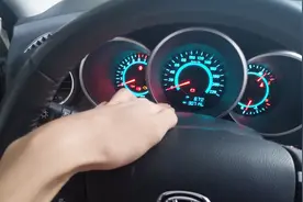 车子发电机故障灯亮了，千万别乱花钱 乱修了，就是它的事儿视频封面