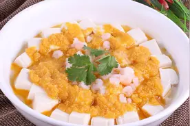 一块豆腐3个蛋黄，拌在一起，放锅里煮一煮，鲜香美味，营养丰富