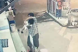 父亲极速反应！监拍：儿童台阶意外栽倒父亲伸手援救