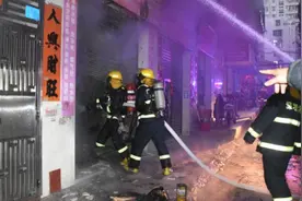 深圳一电器维修铺凌晨起火致一死一伤 消防员破拆阁楼救援视频封面