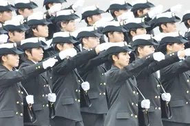 日本决定让女兵上潜艇服役，背后原因着实无奈视频封面