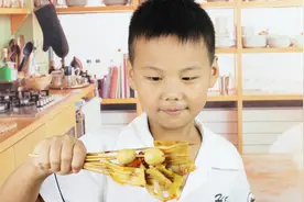 麻辣烫串串香，爸爸秘制一锅，儿子流着眼泪吃完了视频封面