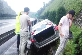 实习期内高速车祸保险赔不赔，原来这里面大有学问，新手司机注意视频封面