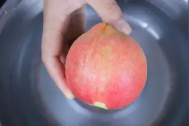 清水冲毛桃和没洗一个样！教你最正确的毛桃清洗窍门，带皮都能吃视频封面