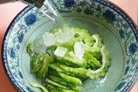 苦瓜加生姜泡水喝，没想到作用这么大，脂肪悄悄不见了，快试试吧视频封面