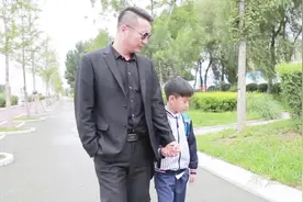 做家长的都来看看！儿子学习不上进，老爸居然用这种方法教育他视频封面