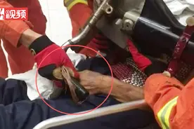 80岁老人被自行车“吃手” 消防破拆救人视频封面