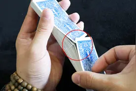 教你一招赌神完美洗牌法，随时随地都可以耍酷，手法超级简单！视频封面