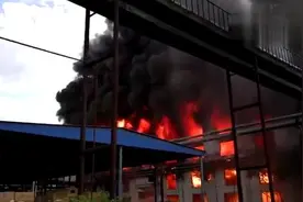 银川一轮胎厂发生火灾，火势控制无伤亡视频封面
