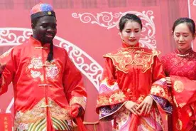 为什么黑人跟不同肤色的人结婚，孩子都是黑皮肤？听听专家怎么说视频封面
