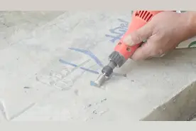 用电磨机刻碑文过程 泰山石敢当 石来运转视频封面